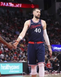 空间差距！射手群拱卫布朗50分砍瓜切菜 祖巴茨偷走登卡单打空间