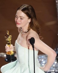 太阳蹭到了！石头姐再次奥斯卡封后 她是太阳铁粉